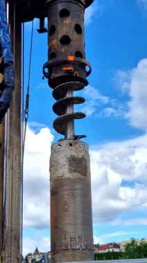 Çok çeşitli jeoloji ve bölge kısıtlamalarıyla başa çıkmak için çok çeşitli sondaj platformlarımız var, yol yapımı ve eğim dengelemesi için.