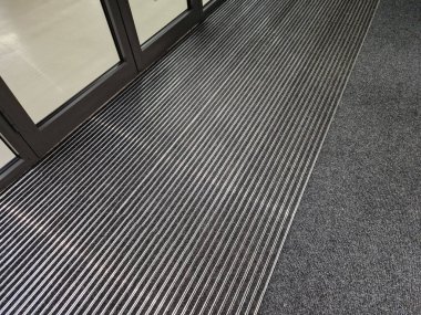 Kapalı mekandaki paspasınıza özen göstererek her geçen gün kiri hapsetmeye ve nemi emmeye devam ederek evinize ya da ofisinize temiz, kuru ve güvenli bir giriş sağlar..