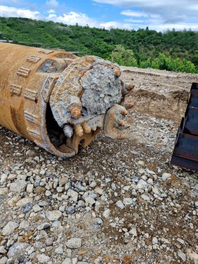 Bir binanın yükü üst toprak katmanının alabileceğinden daha yüksek olduğunda yığın temeli gereklidir. Yığınlar öncelikle büyük hasarlara yol açabilecek yerleşimlerden kaçınmak için kurulur.