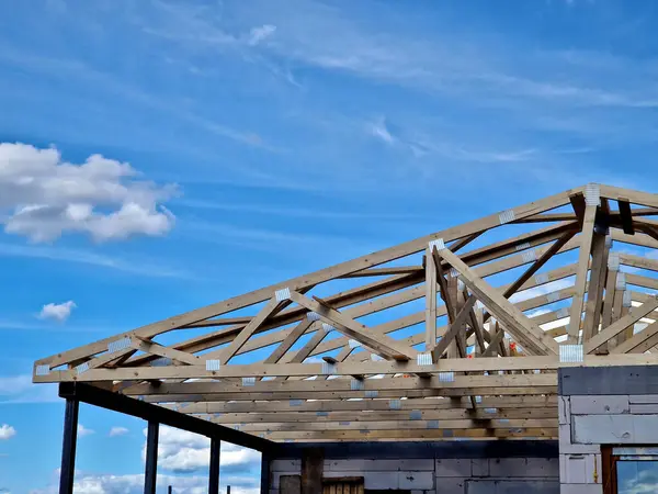 Kirişler yüksek kalitede, dayanıklı kerestelerden yapılmış ve ütülenmiş mandrellerle çelik kalçalar ile bağlanmış. Oluklar ve gri renkli çantalar. Beyaz silikat tuğlalar, eğimli tarafları var.