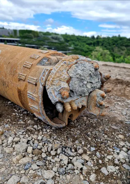 Bir binanın yükü üst toprak katmanının alabileceğinden daha yüksek olduğunda yığın temeli gereklidir. Yığınlar öncelikle büyük hasarlara yol açabilecek yerleşimlerden kaçınmak için kurulur.