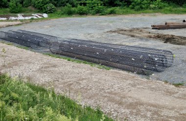 Kaynak yığınları için bir makinede takviye sepetleri üretimi. Binaların, köprülerin, yolların temellerinin uzunlamasına çelik çubuklar. Yeraltındaki depoya yerleştirilirler. Katılıyorum.