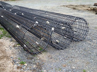 Kaynak yığınları için bir makinede takviye sepetleri üretimi. Binaların, köprülerin, yolların temellerinin uzunlamasına çelik çubuklar. Yeraltındaki depoya yerleştirilirler. Katılıyorum.