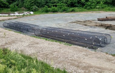Kaynak yığınları için bir makinede takviye sepetleri üretimi. Binaların, köprülerin, yolların temellerinin uzunlamasına çelik çubuklar. Yeraltındaki depoya yerleştirilirler. Katılıyorum.