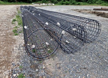 Kaynak yığınları için bir makinede takviye sepetleri üretimi. Binaların, köprülerin, yolların temellerinin uzunlamasına çelik çubuklar. Yeraltındaki depoya yerleştirilirler. Katılıyorum.