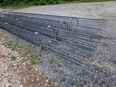 Kaynak yığınları için bir makinede takviye sepetleri üretimi. Binaların, köprülerin, yolların temellerinin uzunlamasına çelik çubuklar. Yeraltındaki depoya yerleştirilirler. Katılıyorum.