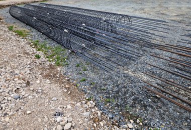 Kaynak yığınları için bir makinede takviye sepetleri üretimi. Binaların, köprülerin, yolların temellerinin uzunlamasına çelik çubuklar. Yeraltındaki depoya yerleştirilirler. Katılıyorum.