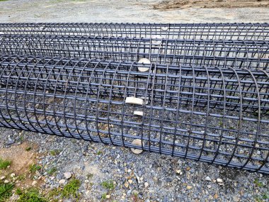 Kaynak yığınları için bir makinede takviye sepetleri üretimi. Binaların, köprülerin, yolların temellerinin uzunlamasına çelik çubuklar. Yeraltındaki depoya yerleştirilirler. Katılıyorum.