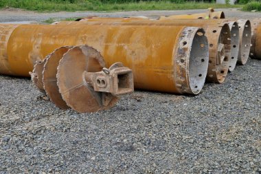 Bir binanın yükü üst toprak katmanının alabileceğinden daha yüksek olduğunda yığın temeli gereklidir. Yığınlar öncelikle büyük hasarlara yol açabilecek yerleşimlerden kaçınmak için kurulur.