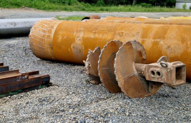 Bir binanın yükü üst toprak katmanının alabileceğinden daha yüksek olduğunda yığın temeli gereklidir. Yığınlar öncelikle büyük hasarlara yol açabilecek yerleşimlerden kaçınmak için kurulur.