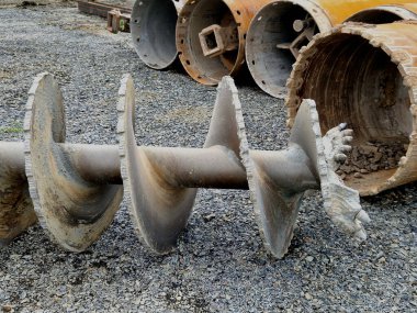 Bir binanın yükü üst toprak katmanının alabileceğinden daha yüksek olduğunda yığın temeli gereklidir. Yığınlar öncelikle büyük hasarlara yol açabilecek yerleşimlerden kaçınmak için kurulur.