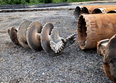 Bir binanın yükü üst toprak katmanının alabileceğinden daha yüksek olduğunda yığın temeli gereklidir. Yığınlar öncelikle büyük hasarlara yol açabilecek yerleşimlerden kaçınmak için kurulur.