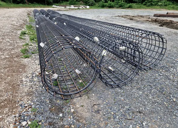Kaynak yığınları için bir makinede takviye sepetleri üretimi. Binaların, köprülerin, yolların temellerinin uzunlamasına çelik çubuklar. Yeraltındaki depoya yerleştirilirler. Katılıyorum.