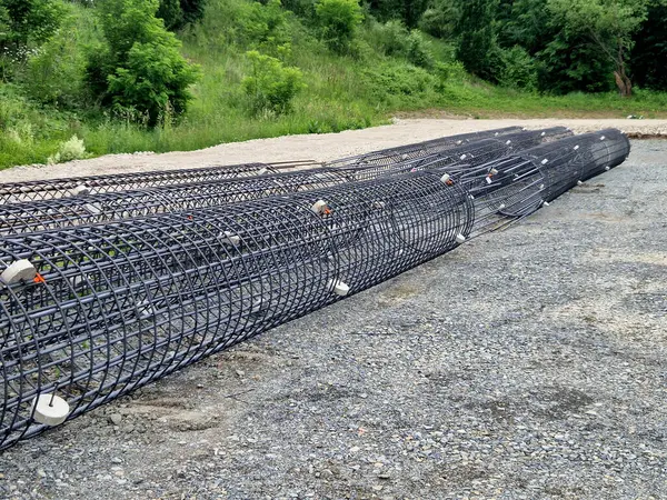 Kaynak yığınları için bir makinede takviye sepetleri üretimi. Binaların, köprülerin, yolların temellerinin uzunlamasına çelik çubuklar. Yeraltındaki depoya yerleştirilirler. Katılıyorum.