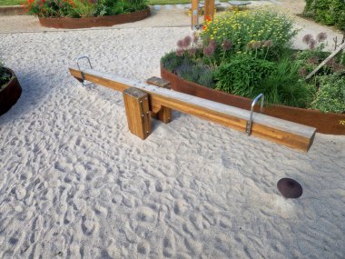 Çocuklar salıncaklara bayılır. Saatlerce sakince tadını çıkarabilirler, çocukların motor becerilerinin gelişmesine katkı sağlar ve aynı zamanda kasları güçlendirir. Bahar salıncakları