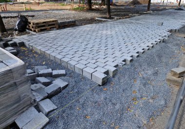 Sokakta kesilen granit bloklardan yapılmış kaldırım taşları vardı. Kenar boyunca uzanan bir dizgi kullanarak yüzeyi düzleştirmek