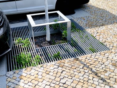 Otopark ağaç hasarını korur. Kökler bile üstüne ve üstüne park etmekten nefret eder. Ahşap çitle çitle çevrili metal kafes araba kazalarından zarar görmeden refahı sağlayacaktır.