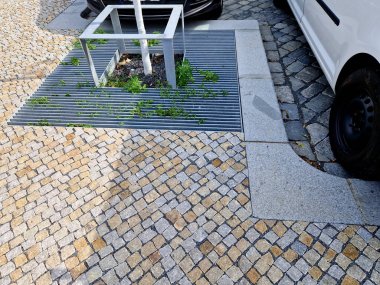 Otopark ağaç hasarını korur. Kökler bile üstüne ve üstüne park etmekten nefret eder. Ahşap çitle çitle çevrili metal kafes araba kazalarından zarar görmeden refahı sağlayacaktır.