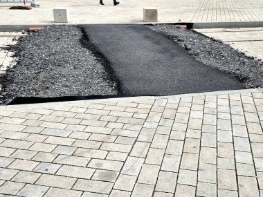 Çakıl taşı kaplı katman asfalt yüzeyleri ağır ekipman, araç ve yaya trafiğinden korumak için kullanılabilir. Dayanıklı battaniye folyosundan, jeotextil malzemeden yapılmış.