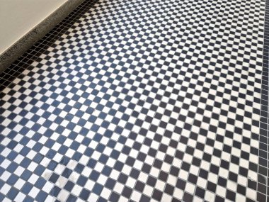 Sokak köşesindeki bir kafede siyah beyaz fayanslar. Döşemeli rahat sandalyeler çay, kahve, mutfak, oturma odası eşliğinde insanlarla ve entelektüellerle tanışmak için gayri resmi bir his veriyor.