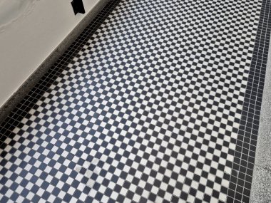 Sokak köşesindeki bir kafede siyah beyaz fayanslar. Döşemeli rahat sandalyeler çay, kahve, mutfak, oturma odası eşliğinde insanlarla ve entelektüellerle tanışmak için gayri resmi bir his veriyor.