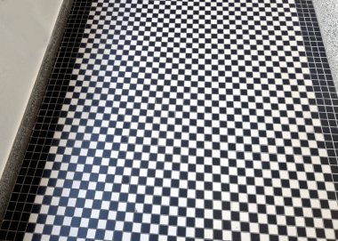 Sokak köşesindeki bir kafede siyah beyaz fayanslar. Döşemeli rahat sandalyeler çay, kahve, mutfak, oturma odası eşliğinde insanlarla ve entelektüellerle tanışmak için gayri resmi bir his veriyor.