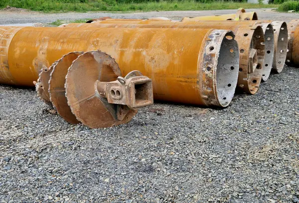 Bir binanın yükü üst toprak katmanının alabileceğinden daha yüksek olduğunda yığın temeli gereklidir. Yığınlar öncelikle büyük hasarlara yol açabilecek yerleşimlerden kaçınmak için kurulur.