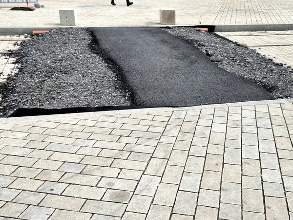 Çakıl taşı kaplı katman asfalt yüzeyleri ağır ekipman, araç ve yaya trafiğinden korumak için kullanılabilir. Dayanıklı battaniye folyosundan, jeotextil malzemeden yapılmış.