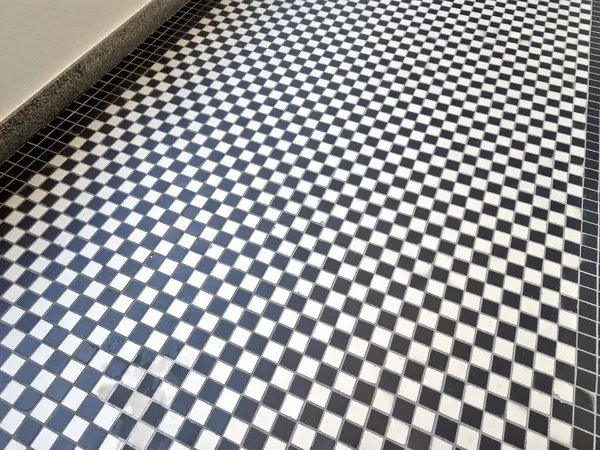 Sokak köşesindeki bir kafede siyah beyaz fayanslar. Döşemeli rahat sandalyeler çay, kahve, mutfak, oturma odası eşliğinde insanlarla ve entelektüellerle tanışmak için gayri resmi bir his veriyor.