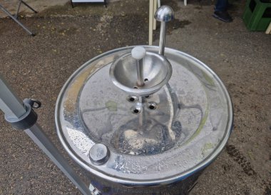 Şarap kadehlerini yıkamak. Spreyle, iki saniyede durulayabilir ve bir sonraki tatlandırmayı hazırlayabilirsin. Yemek ziyafeti hazırlama sürecini hızlandıracaktır.