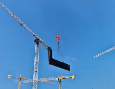 Köprü inşaatı için parça nakliyesi. Pasif ev ahşap yapısının şantiyesinde duvarların bir kısmı birbirine bağlıdır.