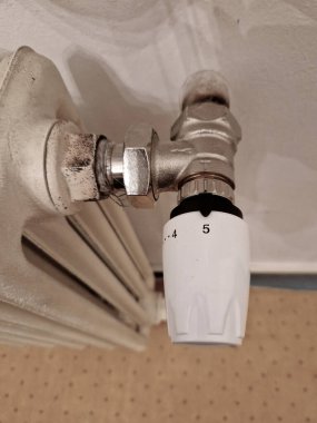 Termostatik kafa, boruya monte edilmiş bir kapaktır. Radyatörlerin odada istenen değerleri koruması için ortam sıcaklığını izler ve buna bağlı olarak ortam sıcaklığını açar veya kapatır.