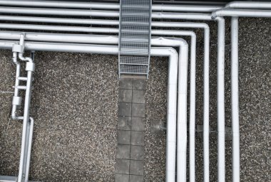 Buhar bariyeri yoğunlaşma ısı kaybını ortadan kaldırır. Esnek plastik hortum, havalandırma sistemleri ve klima ısı pompaları için uygun bir borudur. Alüminyum folyo katmanları arasındaki mineral yünü, lamine