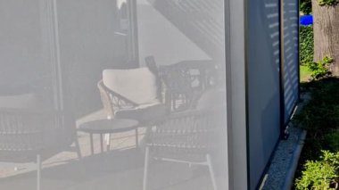 Altında her zaman rahat hissedeceğin bir pergola. Zarif alüminyum pergola 'nın eğimli kirişleri olan bir çatısı vardır. Gölgeyi ayarlayabilir ve yan taraftaki gölgelendirme kumaşını etkili bir şekilde havalandırabilirsiniz.