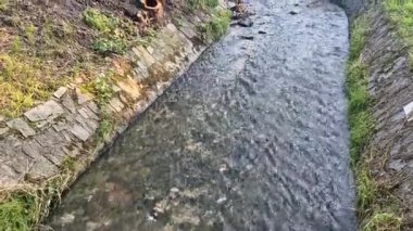 Eski köprünün yıkılması. Enkaz akıntıya düşüyor. Köprü sadece kısmen ayakta duruyor, kazıcılar ve ağır ekipmanlar beton molozları temizliyor. Bombalamadan sonra savaş hasarı