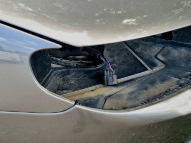 Araba yansıtıcı onarımı ve temizliği. Arabadaki çalıntı ışıklar. Lambalar pahalıdır ve insanlar onları çalar. Kurşun ve halojenin cilalanması ve onarılması. Gece araba sürerken iyi görünürlük