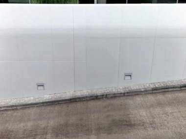 Yeraltı garajına rampa ve kaymayan kaba tahıl boyası. beton zemin