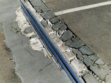 Genişletilebilir iki beton gövdenin güvenli bağlantısı için genişletme metali eşleşmesi, çatı veya köprü yapısı. Otoyol gövdesinin genişleme eklemleri için paslanmaz çelik tarak