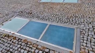 Sadece yalıtkan camlı, cam tavan penceresi olan düz çatılar için değil, tasarımıyla da etkileyecektir. Yalıtım, ses yalıtımı ve ışıklandırma gereksinimleri karşılanıyor.