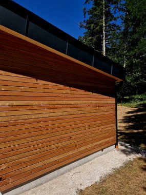 Pergolas ve bahçe kulübeleri için yere vidayla tutturulmuş tek parça kütük bir çözüm. Vidalanmış ahşap tutucu