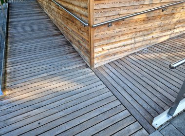 Merdiven yerine eğimli düzlem. Rampalar tekerlekli sandalye kullanıcılarına, bebek arabalarının tekerlekli objeleri itmesine, farklı yükseklikler arasında kolayca gezinmelerine izin veriyor. Erişilebilirlik tekerlekli sandalyeden önce olabilir