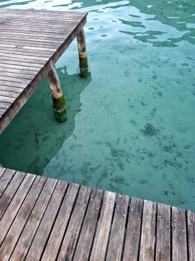 Tekne iskelesi olarak ahşap kazıklar. Yüzme havuzu biyografisi. Yüzücülerle birlikte merdivenler ve kurtarma girişleri. Büyük Avustralya alp buzul gölleri