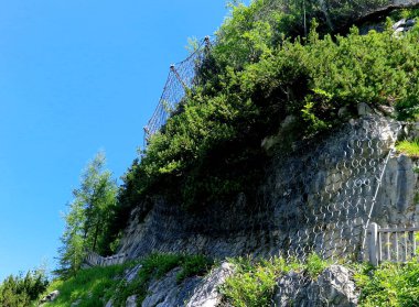 Alpler 'de bir kayak merkezi çığ yamaçlarıyla ilgilenmelidir. Özel çitler geçitteki otoyolda kar kaymalarını durdurur. Dağ insansız hava aracı ile hava görüntüsü