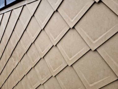 Genişletilmiş metal kafes yapısı olan bir binanın kaplaması. Galvanize gri ağlar endüstriyel binayı koruyor. Gümüş arka plan, duvar, köşe, eğimli, metal levha, kaplama, astarlı