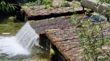 Yüksek dağlardaki göl oluğu kütükleri yüzdürmek için kullanılır. Kayalık dağ zirveleri olan güzel bir manzara. Şeffaf karst suyu