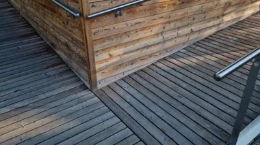 Merdiven yerine eğimli düzlem. Rampalar tekerlekli sandalye kullanıcılarına, bebek arabalarının tekerlekli objeleri itmesine, farklı yükseklikler arasında kolayca gezinmelerine izin veriyor. Erişilebilirlik tekerlekli sandalyeden önce olabilir