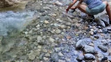 Nehirlerin ve derelerin akış yönündeki kanyonlarını fethetmek, kaya duvarlarından ya da şelalelerden iple inmek, hızlı ve soğuk suda yüzmek ya da yürümek, atlamak, havuzlar ve göller, karst,