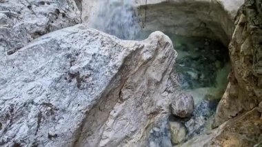 Nehirlerin ve derelerin akış yönündeki kanyonlarını fethetmek, kaya duvarlarından ya da şelalelerden iple inmek, hızlı ve soğuk suda yüzmek ya da yürümek, atlamak, havuzlar ve göller, karst,