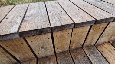 Terastaki ahşap kaplama, park bankındaki gibi oturduktan sonra bir adım oluşuyor. yağlı boya