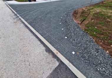 Çimen kaldırım taşları hem yüzeylerin güçlendirilmesini hem de aynı zamanda onların muhbirliğini sağlar. Örneğin bir araba parkında, eklemler çakıl ile de doldurulabilir. Plastik ağ tipi asfalt.